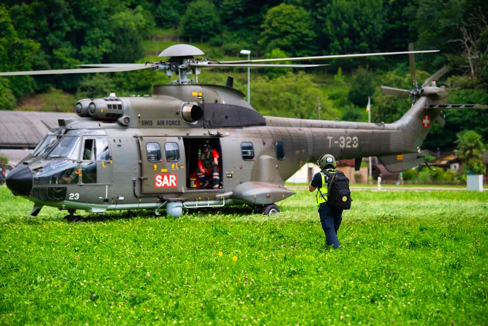 Maltempo in Ticino. Un Super Puma dell'esercito in azione in Valle Maggia.