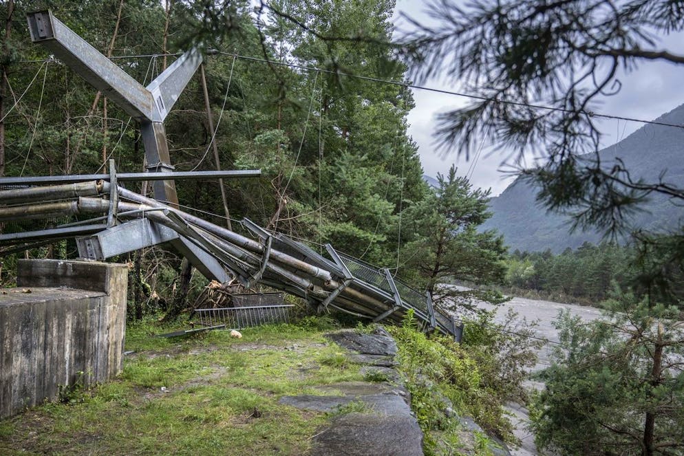 Maltempo in Ticino. La passerella distrutta dal maltempo ad Aurigeno.