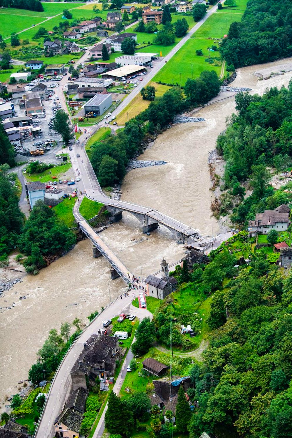 Maltempo in Ticino. Una veduta dall'alto del ponte Visletto distrutto