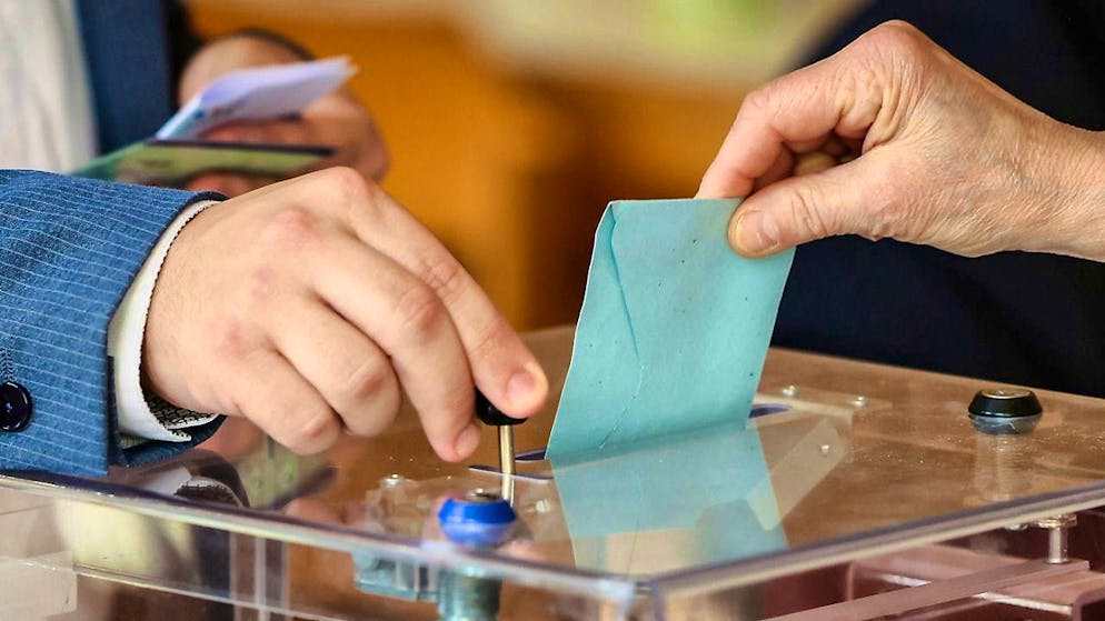 dpatopbilder - A voter casts his vote in the first round of the parliamentary elections. The eagerly awaited parliamentary elections in France have started in the first round. Photo: Thomas Padilla/AP/dpa