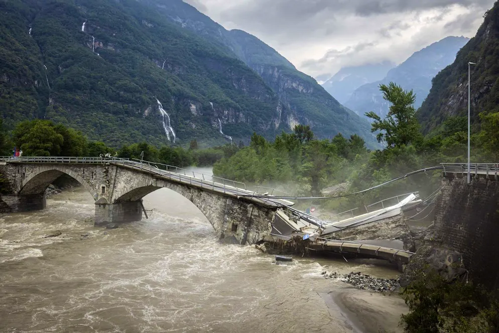 Il maltempo in Alta Vallemaggia. Il ponte di Visletto a Cevio è stato distrutto dalle forze dell'acqua.