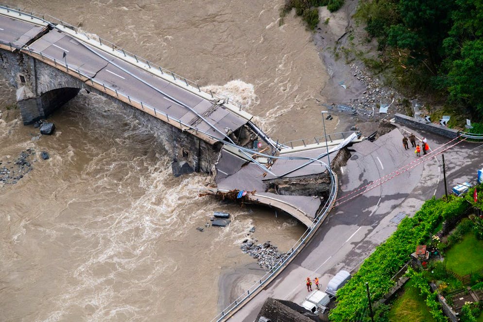 Maltempo in Ticino. Il ponte distrutto a Cevio che collega la basse e l'alta Vallemaggia