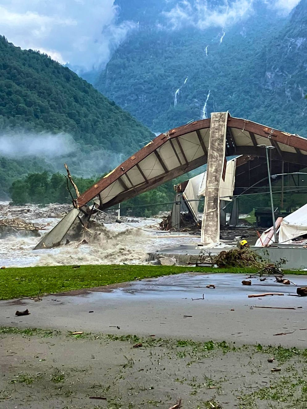 Maltempo in Ticino. La pista di ghiaccio di Prato Sornico distrutta dall'acqua del fiume, uscito dagli argini.