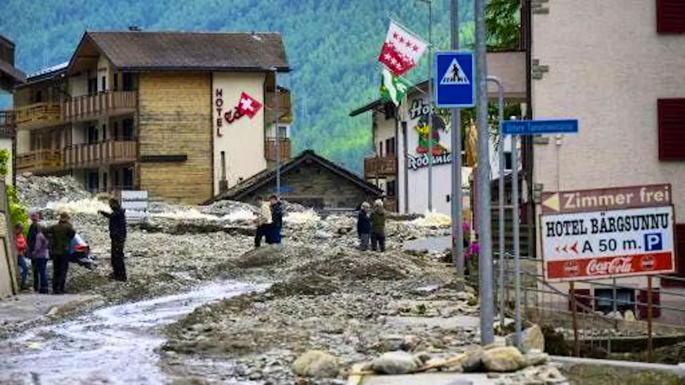 Devastating storm in southwestern Switzerland. The storm hit Saas Grund particularly hard. Mud and debris rolled through the middle of the village. In the morning, the police found a man who had been reported missing dead.