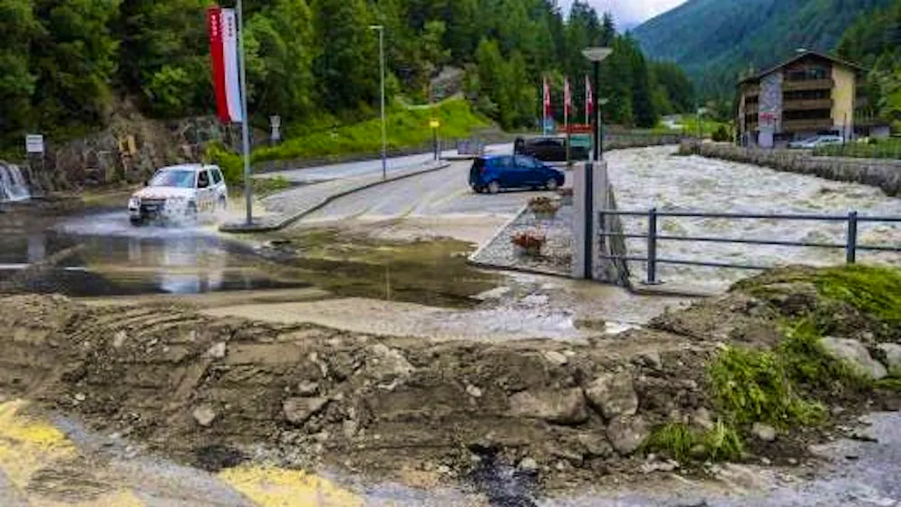 Devastating storm in southwestern Switzerland. The Saas-Grund road is closed. The Saas Valley can no longer be reached by land on June 30.