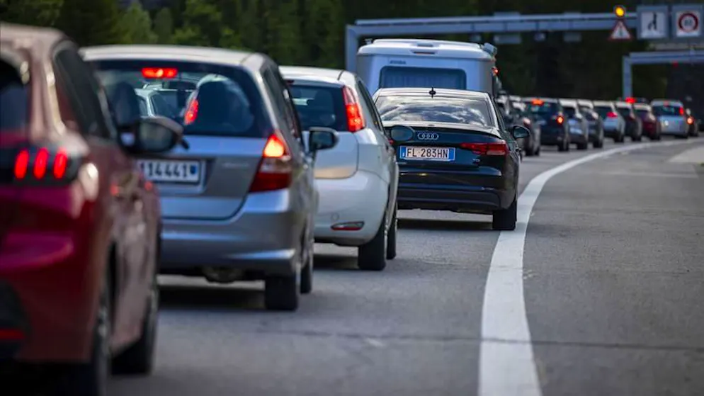 Lunghi tempi di attesa. È finita l'estate, ma non le code: il Gottardo è ancora congestionato