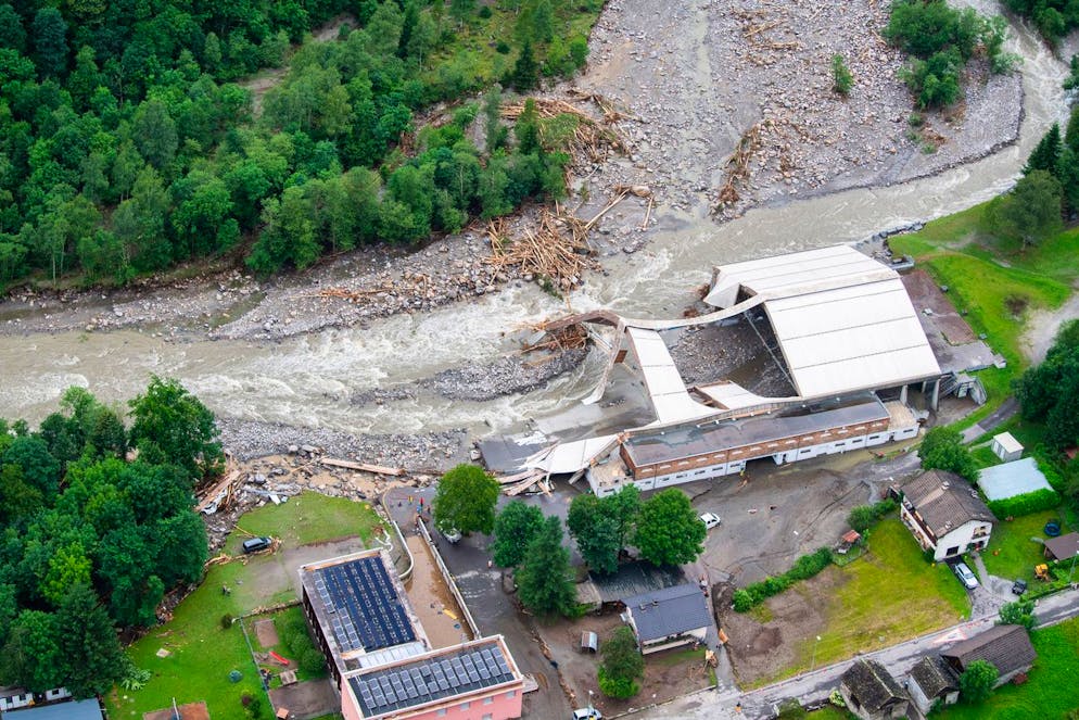 Maltempo in Ticino. Il fiume fuoriuscito a Prato Sornico e che ha distrutto la pista di ghiaccio.