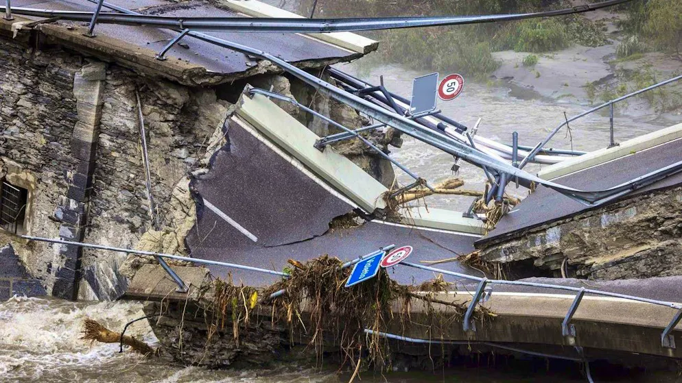 Devastating storm in southwestern Switzerland. In the upper Maggia Valley in Ticino, enormous rainfall has caused massive damage and the bridge in Veslotto has collapsed. Val Bavona is no longer accessible by road.