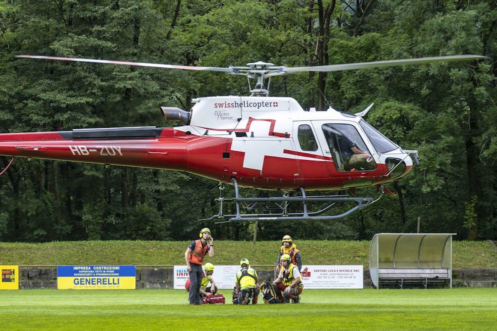Maltempo in Ticino. Domenica erano in azione ben 4 elicotteri civili, 4 della REGA e due Super Puma dell'esercito. Lunedì, grazie al ponte aereo si porterà l'acqua potabile in diverse località.