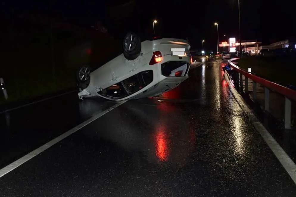 Auto ribaltata a Schluein