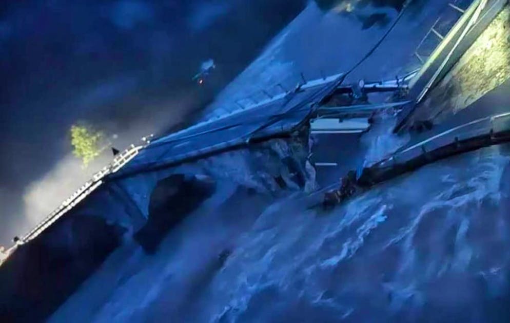 Maltempo in Ticino. Un'altra immagine, della notte, del ponte di Visletto appena distrutto dalla furia dell'acqua a Cevio