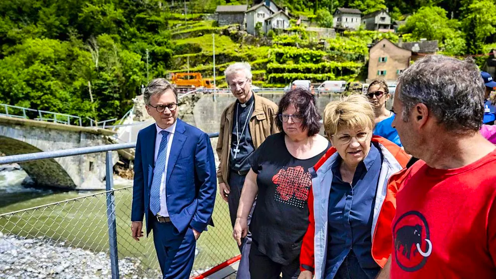 The President of the Cantonal Government of Ticino (left) accompanies President Viola Amherd (second from right) on her visit to the upper Maggia Valley.