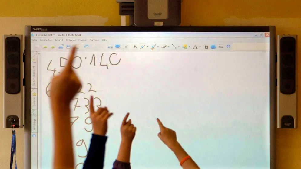 Teachers in Schaffhausen are to receive a competitive salary - the canton is working on a new salary system. (symbolic image)