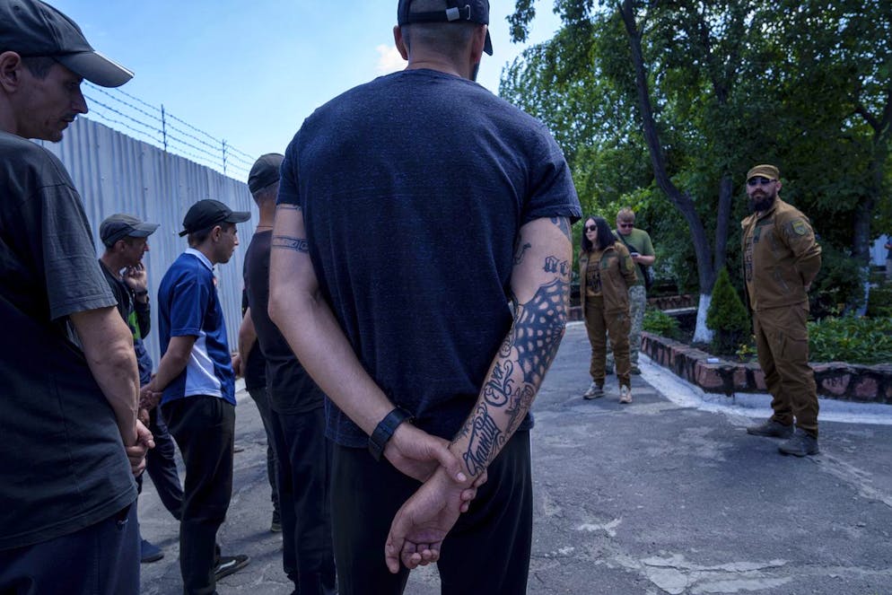 Wie die ukrainische Armee Häftlinge rekrutiert. «Ihr könnt dem ei. Ende machen und ein neues Leben beginnen», sagt der Anwerbende. «Die Hauptsache ist euer Willen, denn ihr werdet das Mutterland verteidigen. Mit 50 Prozent werdet ihr nicht durchkommen. Ihr müsst 100 Prozent von euch geben, sogar 150 Prozent.»