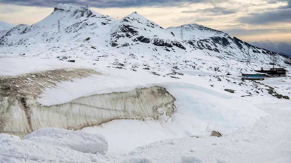 Piles of snow on the Vorab glacier in the Grisons ski resort of Flims Laax Falera. The large-scale solar plant that has now been approved would be built near the mountain station (right in the picture). However, a construction decision is still pending. (archive picture)