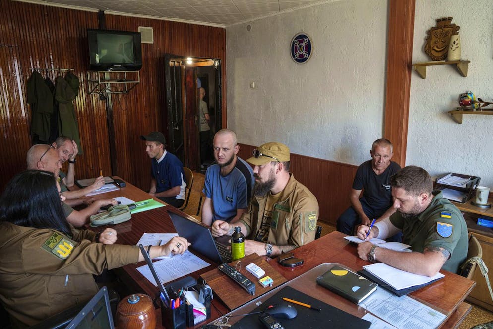 Wie die ukrainische Armee Häftlinge rekrutiert. Sträflinge bekommen die Gelegenheit, mit Veteranen der Armee zu sprechen: Im Mai wurden erstmals 350 Gefangene in die kämpfende Truppe übernommen, berichtete die <a target="_blank" rel="nofollow" href="https://www.nytimes.com/2024/05/24/world/europe/ukraine-russia-war-prisoners.html">«New York Times»</a>.