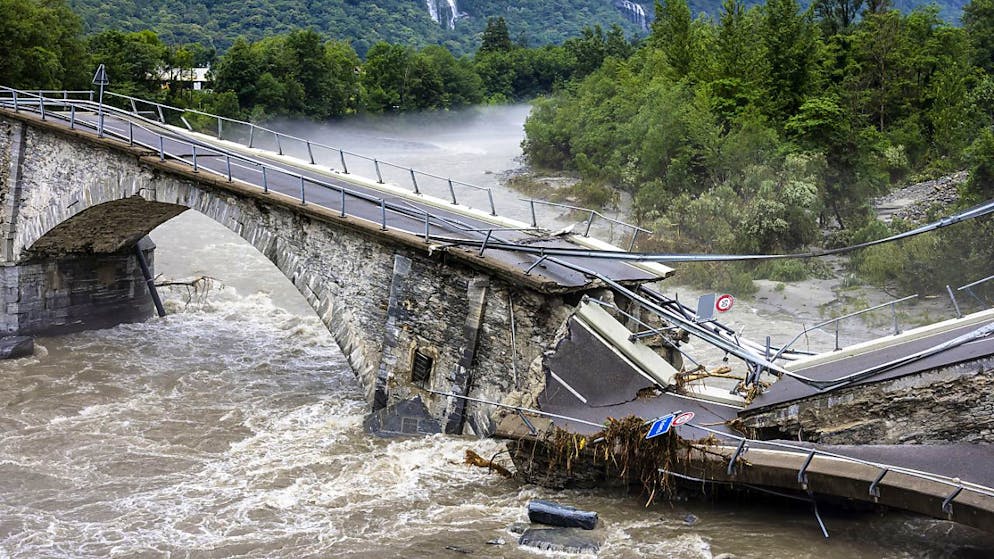 Die Brücke bei Cevio wurde durch die reissende Maggia weggerissen.