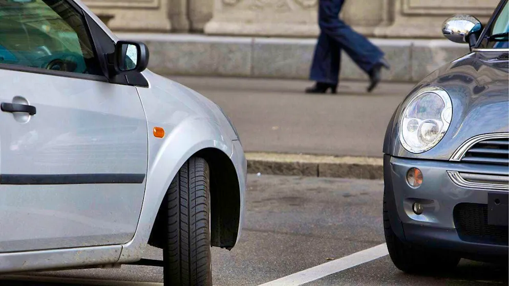 The canton of Zurich is getting a new regulation for parking spaces on private land. In future, the municipalities will be able to decide for themselves how many parking spaces are needed in which settlements. (symbolic image)