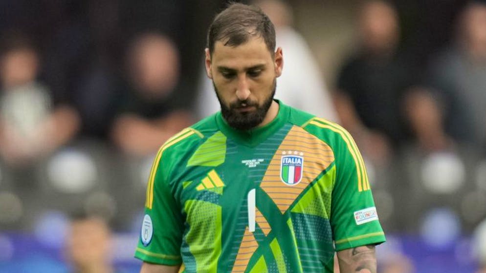 Gianluigi Donnarumma lascia il campo di Berlino a testa bassa dopo l'amara sconfitta subita agli ottavi contro la Svizzera.
