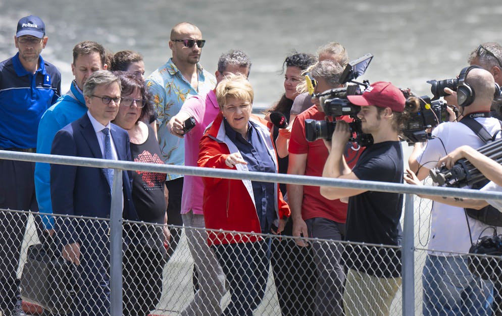 Maltempo in Ticino. La presidente della Confederazione attorniata dai giornalisti durante la sua visita a Cevio.