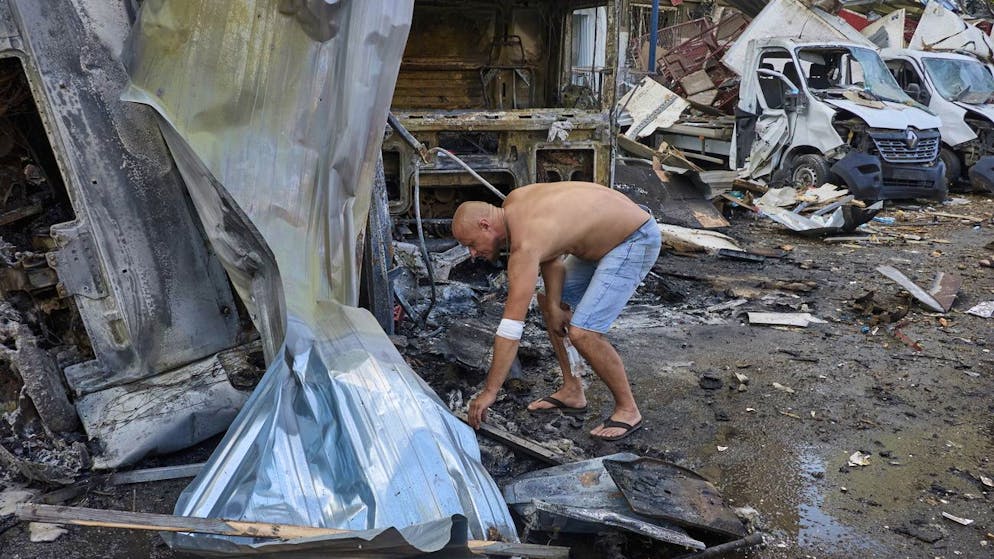 Ein verletzter Mann vor einer von einer russischen Gleitbombe zerstörten Dienststelle der Post im Zentrum von Charkiw. (30. Juni 2024) 