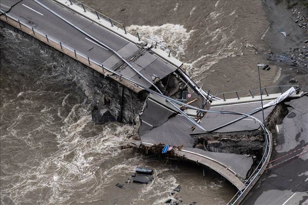 Il ponte distrutto a Cevio che collega la bassa e l'alta Vallemaggia.