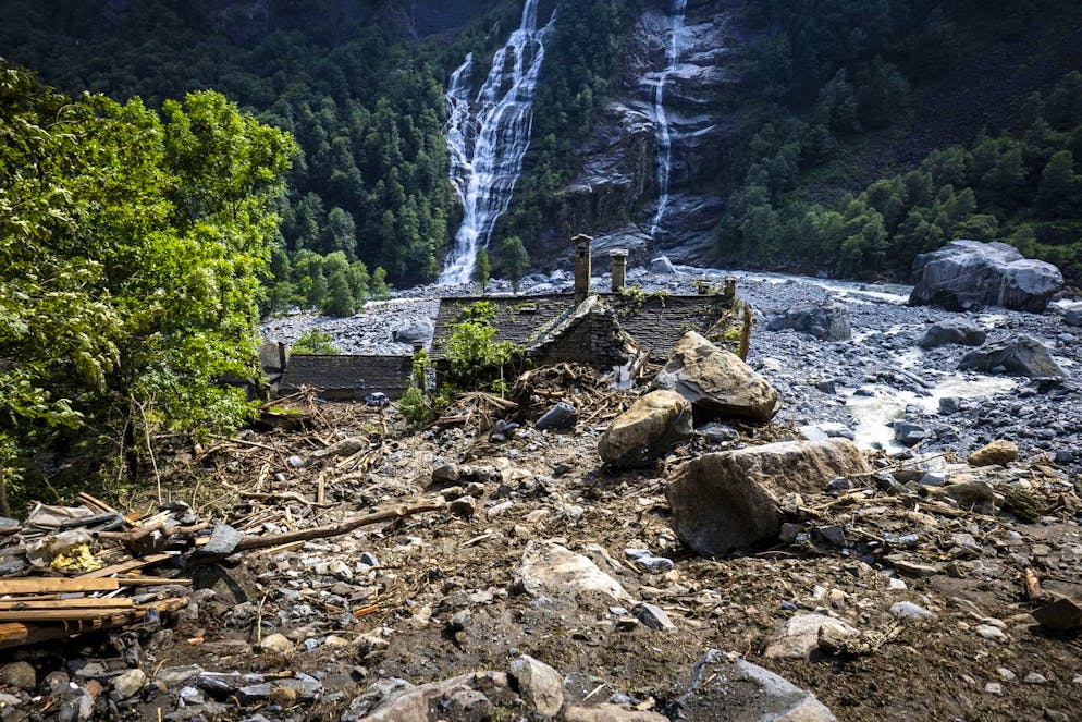 Maltempo in Ticino. Rocce accanto a case distrutte a Fontana, in Val Bavona, nella Valle Maggia, vicino a Cevio, domenica 30 giugno 2024.
