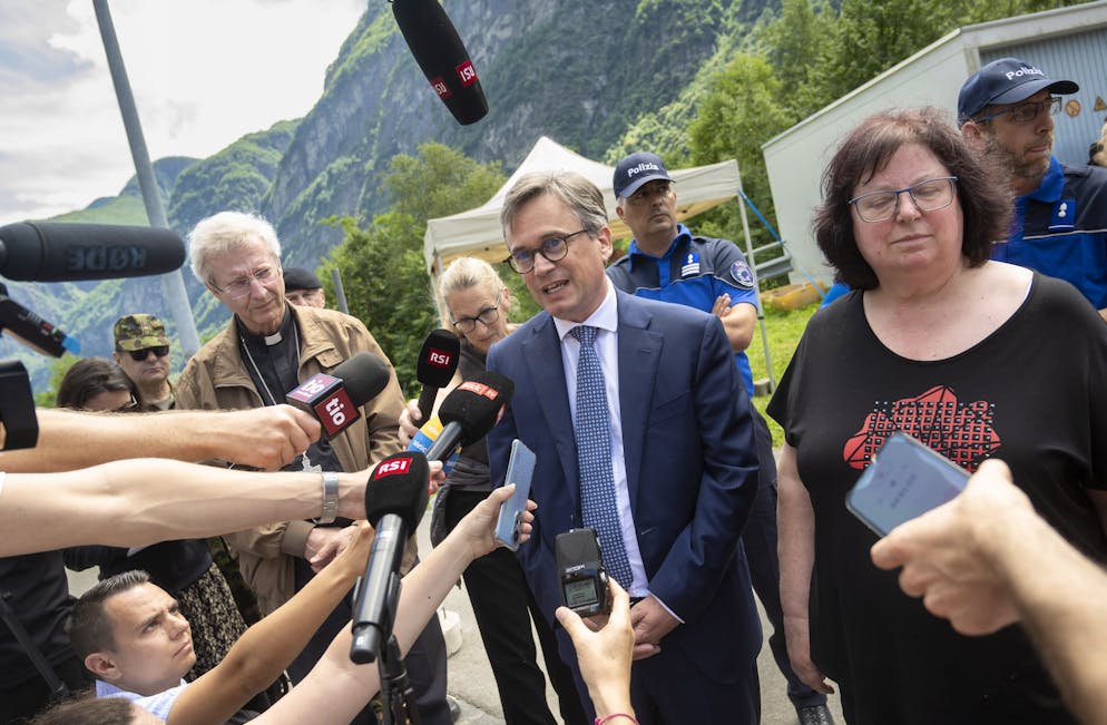 Maltempo in Ticino. Il presidente del Consiglio di Stato ticinese Christian Vitta, con alla sua sinistra la sindaca di Cevio e alla sua destra Monsignor de Raemy.