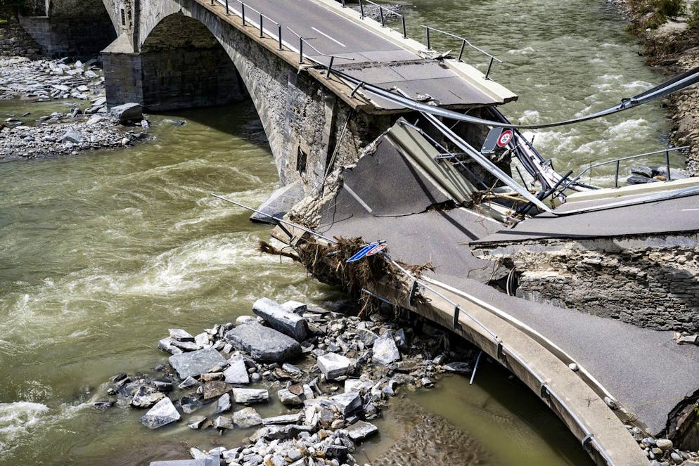 Maltempo in Ticino. Il ponte collassato a Visletto.