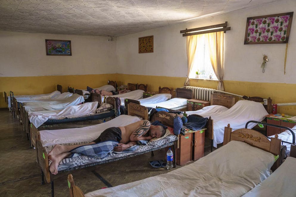 Wie die ukrainische Armee Häftlinge rekrutiert. Insgesamt sollen laut der stellvertretenden Justizministerin Olena Vysotska 27'000 Insassen für diese Aufgabe infrage kommen: «Der Wunsch, als Held nach Hause zu kommen, macht viel der Motivation aus», sagt sie AP.