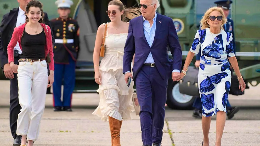 US President Joe Biden and First Lady Jill Biden (r) arrive in East Hampton with their granddaughters Natalie Biden (l) and Finnegan Biden (2nd from left). Photo: Evan Vucci/AP/dpa