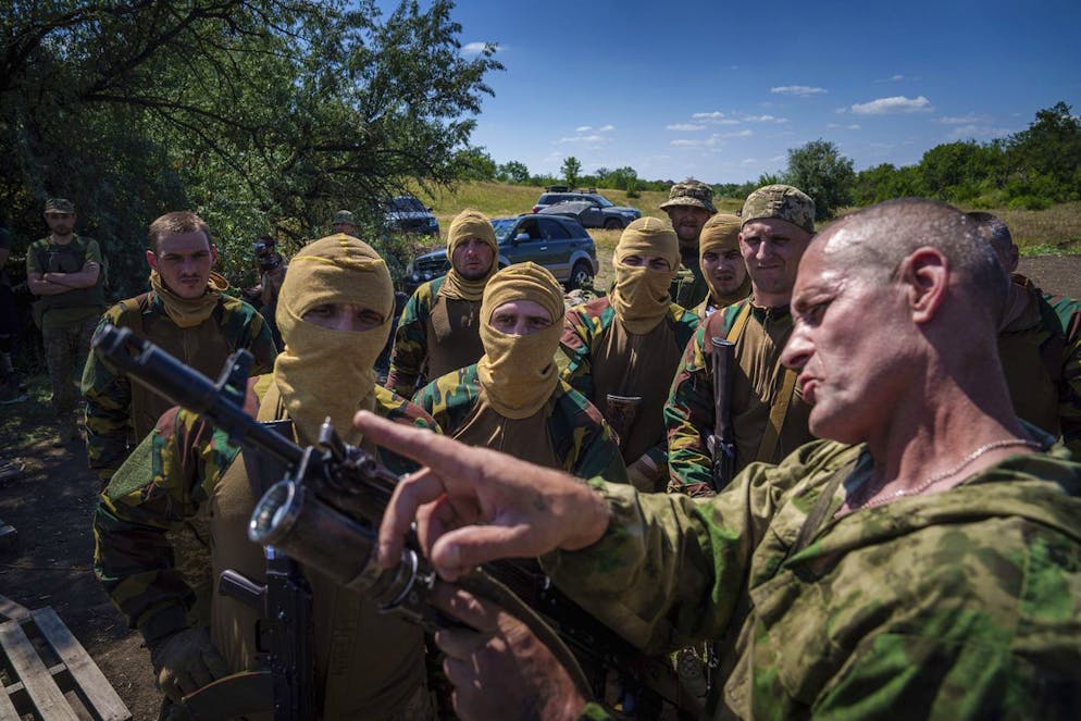 Wie die ukrainische Armee Häftlinge rekrutiert. Ein Ausbilder erklärt den neu rekrutierten Soldaten, wie der Hase läuft.