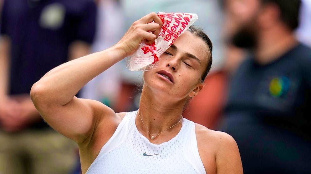 The Belarusian Aryna Sabalenka has injured her shoulder and will have to miss the tournament at Wimbledon.