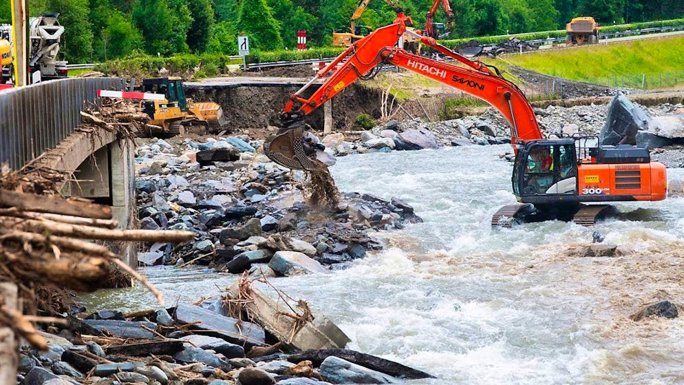 Repair work on the badly damaged A13 highway in the southern Graubünden valley of Misox is in full swing. (archive picture)