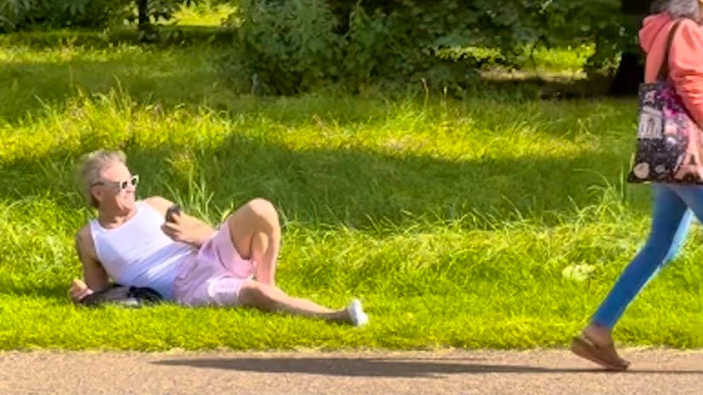 Nel suo Paese d'origine. Ecco perché Robbie Williams cerca mezzo nudo attenzioni in un parco