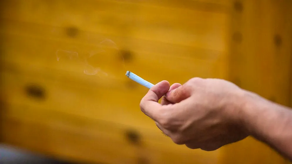 Fewer and fewer people in Switzerland are taking up smoking. (archive picture)
