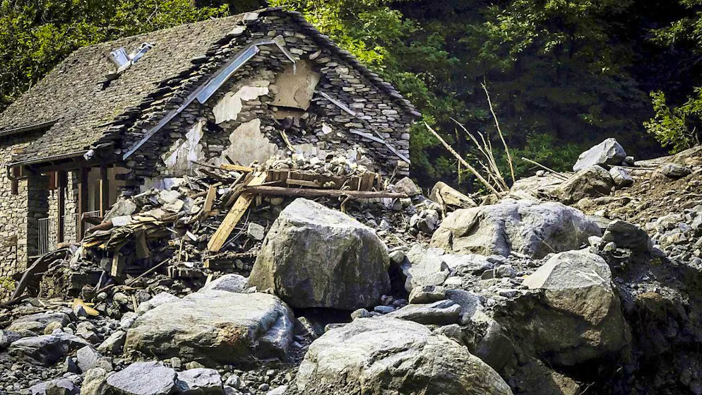 Severe destruction in Val Bavona in Ticino. The search for a total of five missing persons continues on Tuesday.