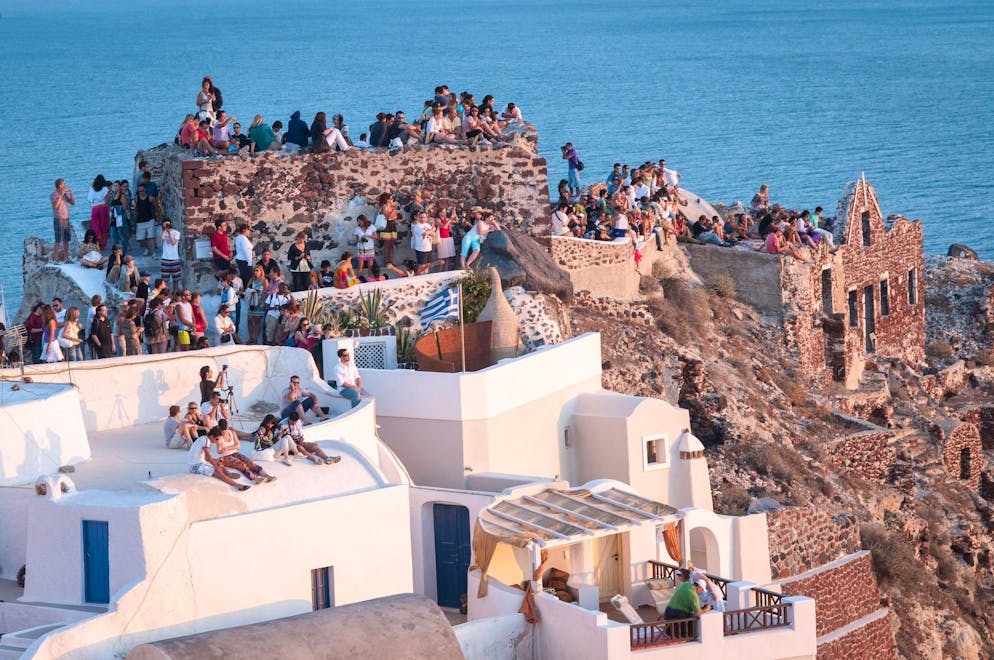 Santorin est très prisé des touristes, surtout au moment du coucher du soleil dans le petit village d'Oia
