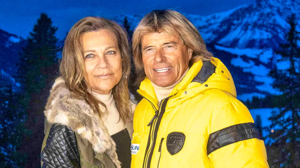 Of course, Hansi Hinterseer can still be seen at the big ski races today: for example, on January 17 in Kitzbühel - where he poses with his wife Romana.