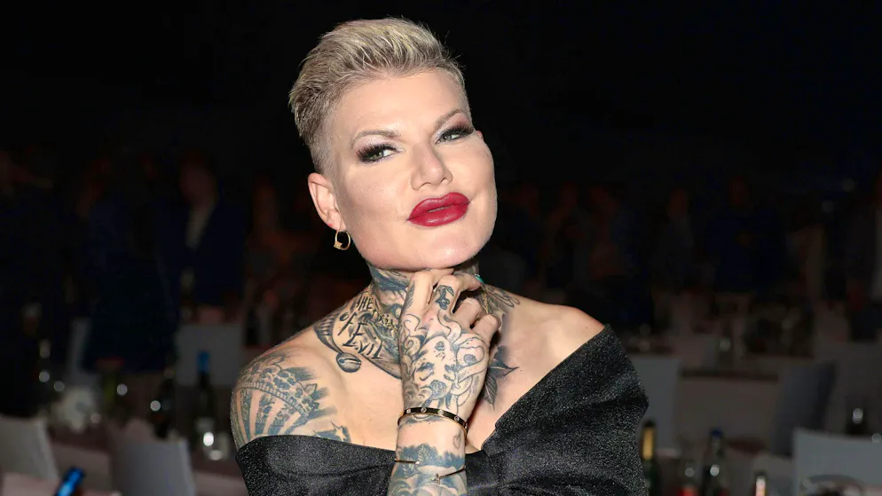 Melanie Müller has to justify her behavior during a concert. She is accused of having shown the Hitler salute several times.
