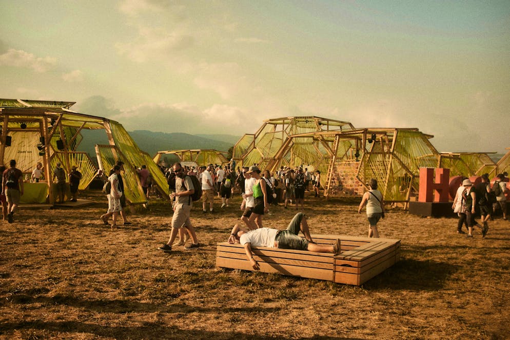 Paléo - the biggest and most beautiful open-air festival in Switzerland. In the heat, all you can really do is lie down - but is the sun the smartest place to be?