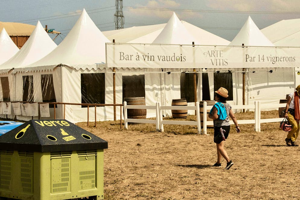 Paléo - the biggest and most beautiful open-air festival in Switzerland. The glasses and glass bottles are disposed of properly. There is practically no garbage on the ground. 