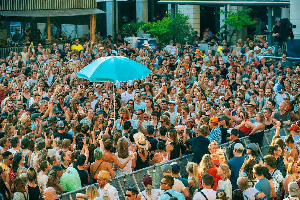 Dabu is in da House, er, on the Piazza. Armed with a blue parasol, he enjoys a dip in the crowd.