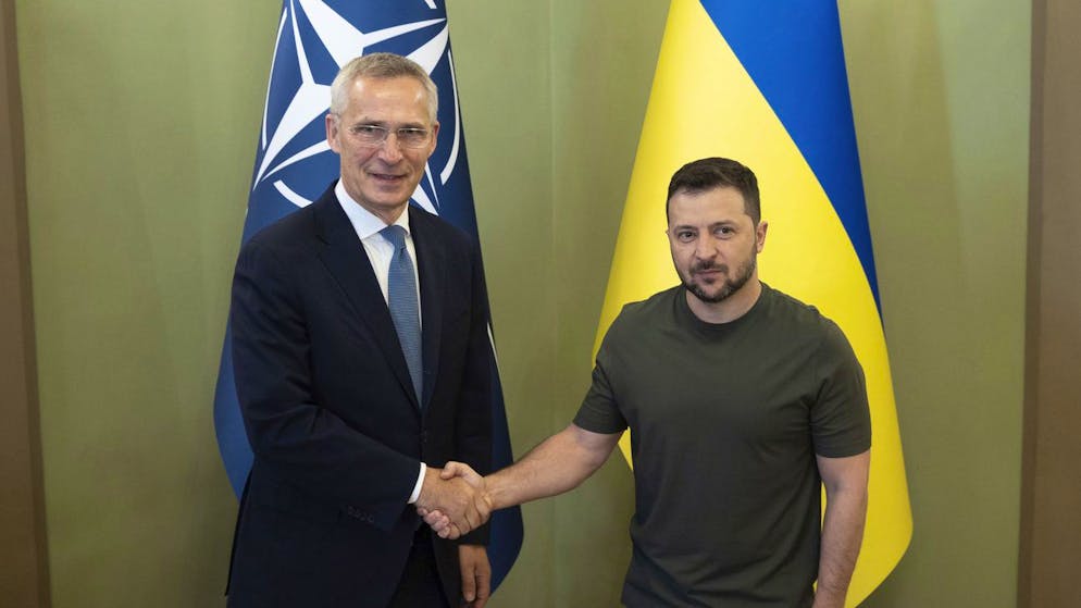 Nato-Generalsekretär Jens Stoltenberg (l.) und der ukrainische Präsident Wolodymyr Selenskyj bei einem Treffen in Kiew am 28. September 2023. 