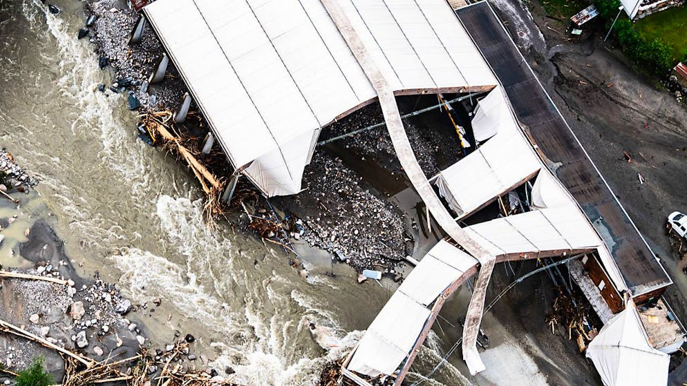 Die Gemeinden Lavizzara und Bavona unterstützen sich beim Wiederaufbau gegenseitig. Im Bild die von den Wassermassen fortgerissene Eishalle in Prato Sornico.