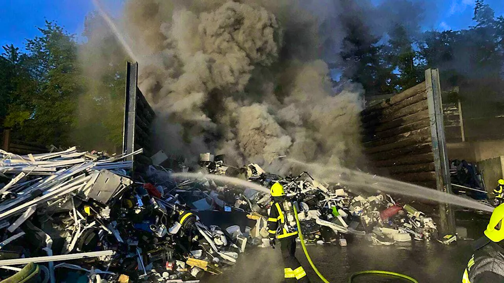 The fire department extinguishing the fire at the recycling plant in Waltenschwil AG.