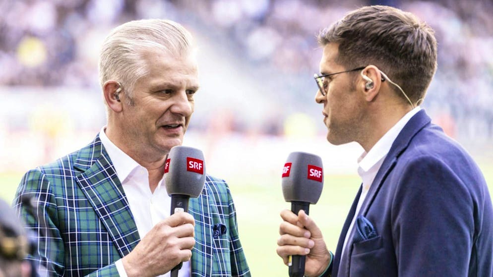 SRF presenter Rainer Maria Salzgeber (left) discusses with expert Benjamin Huggel.