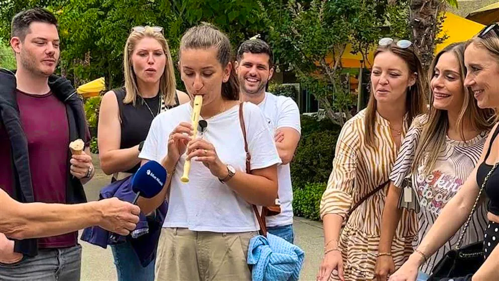 Montreux fans in sound check. How well festival visitors play the recorder