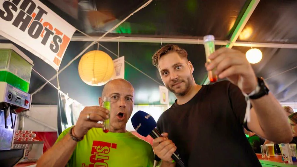 Mixing cocktails at Openair Gampel. Job swap: blue Music host trains as a shot professional