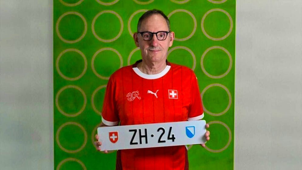 Zurich Security Director Mario Fehr (non-party) and the coveted "ZH 24" license plate